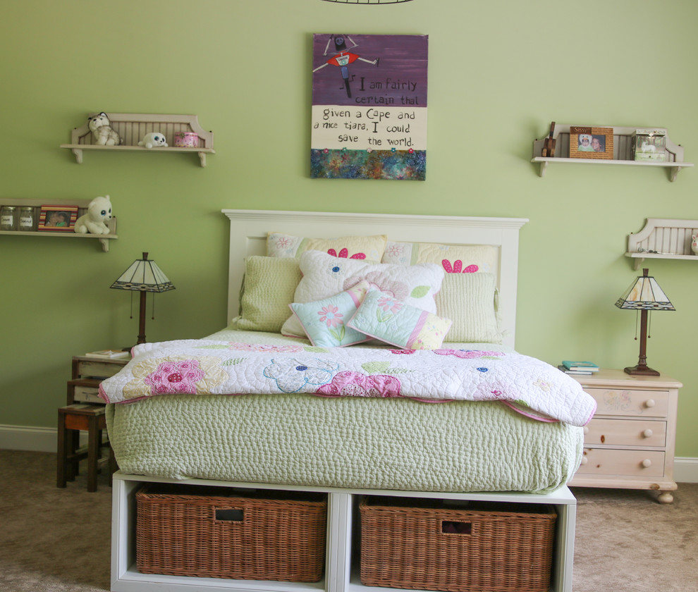 На фото: детская среднего размера в стиле шебби-шик с спальным местом, зелеными стенами и ковровым покрытием для ребенка от 4 до 10 лет, девочки с