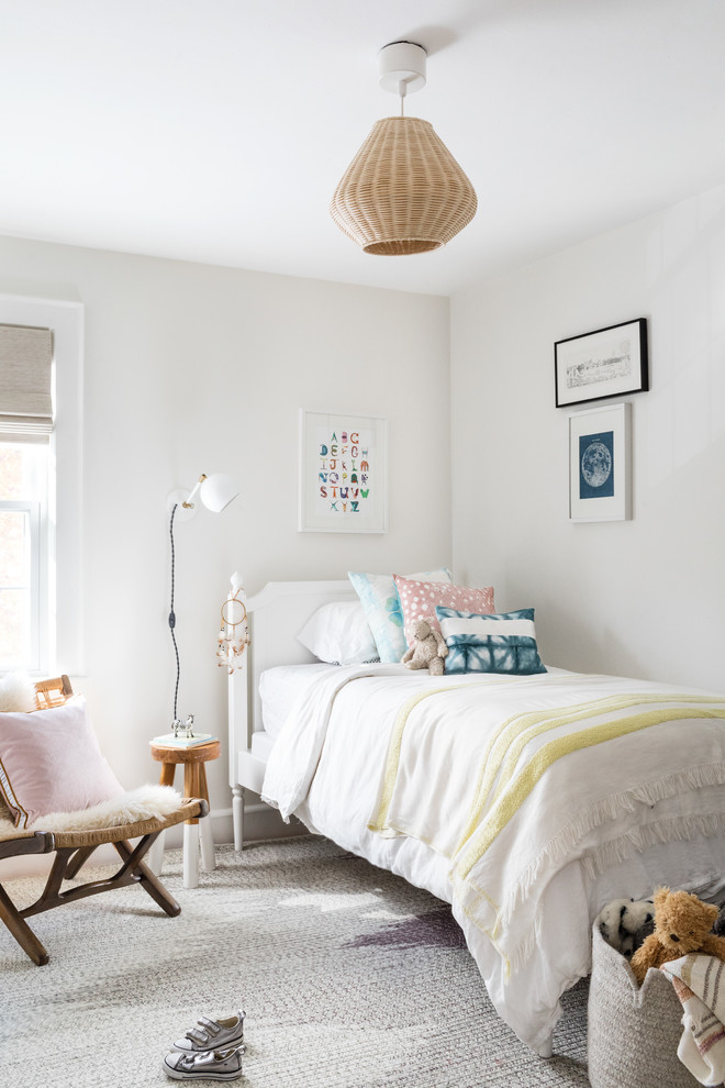 Maritimes Mädchenzimmer mit Schlafplatz und weißer Wandfarbe in Boston