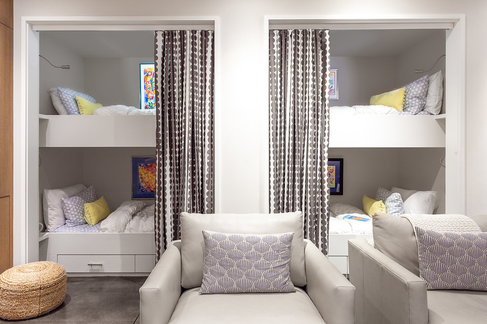 シカゴにあるコンテンポラリースタイルのおしゃれな子供部屋 (白い壁、児童向け、グレーの床、二段ベッド) の写真