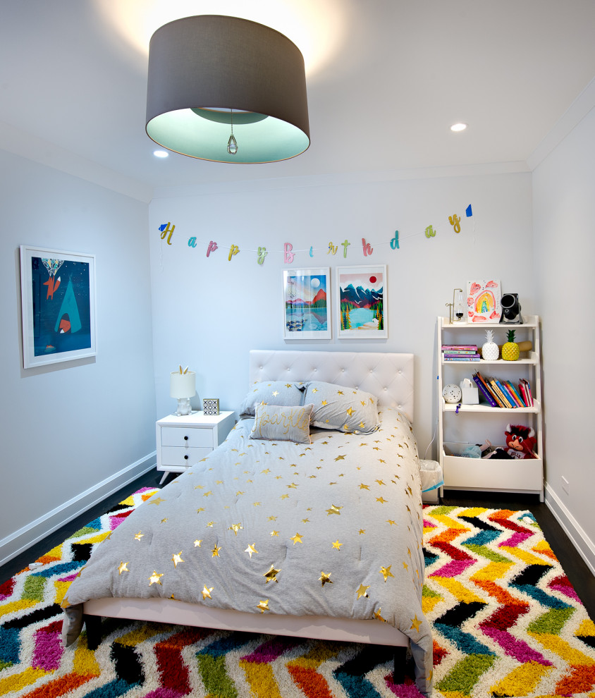 Inspiration för ett funkis flickrum kombinerat med sovrum och för 4-10-åringar, med grå väggar, målat trägolv och brunt golv