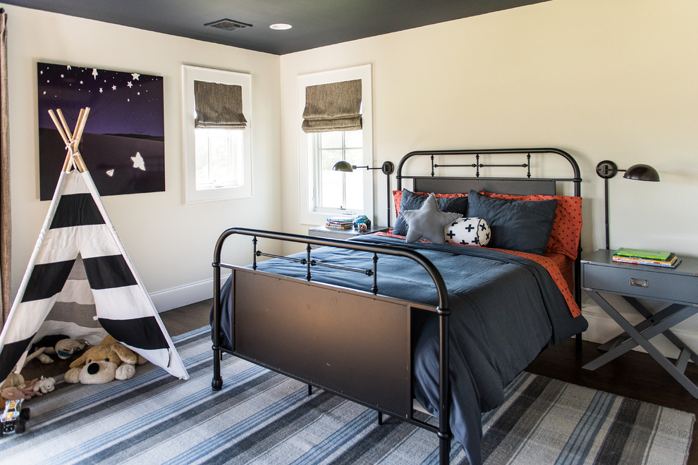 Idéer för lantliga pojkrum kombinerat med sovrum och för 4-10-åringar, med beige väggar och mörkt trägolv
