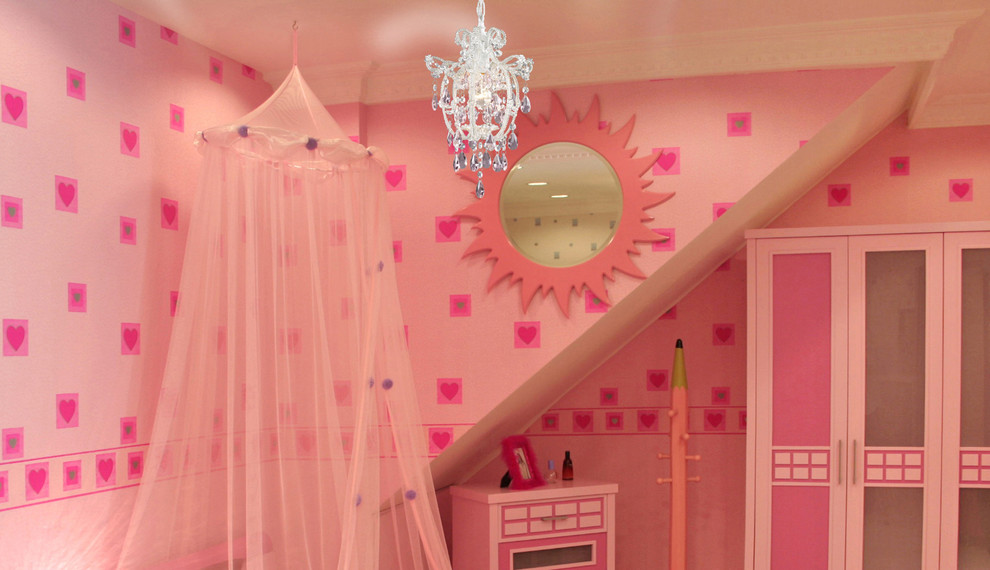 Inredning av ett klassiskt mellanstort flickrum kombinerat med sovrum och för 4-10-åringar, med rosa väggar och ljust trägolv