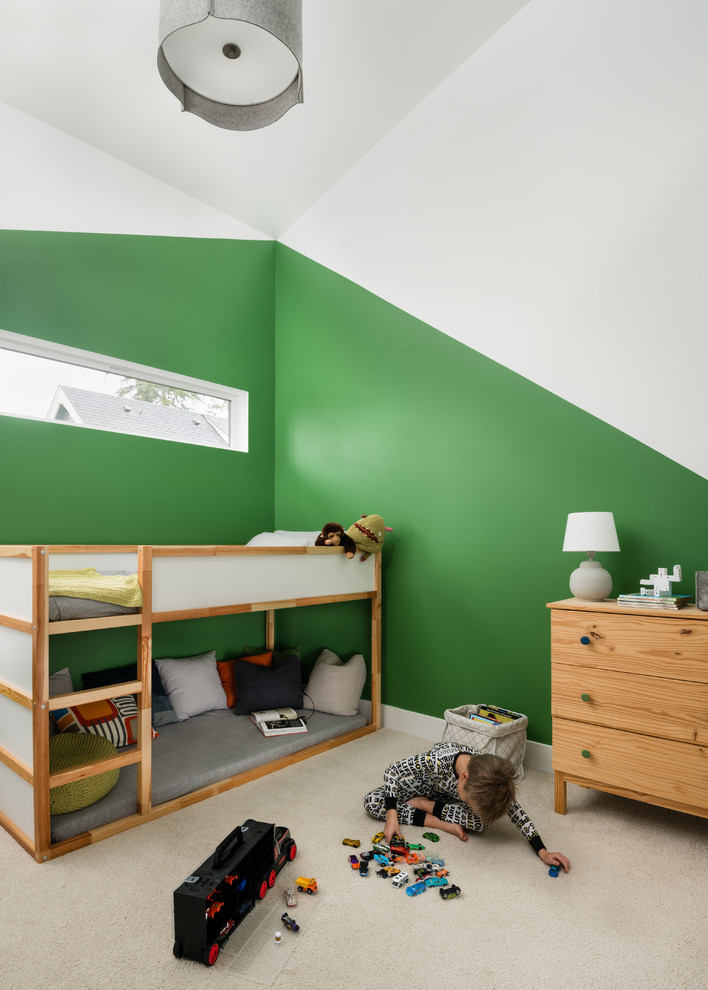 Inredning av ett skandinaviskt litet pojkrum kombinerat med sovrum och för 4-10-åringar, med heltäckningsmatta, beiget golv och flerfärgade väggar