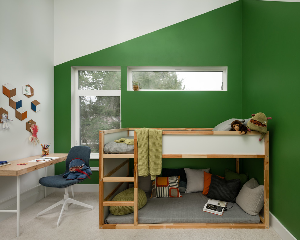 Стильный дизайн: маленькая детская в скандинавском стиле с спальным местом, белыми стенами, ковровым покрытием и бежевым полом для на участке и в саду, ребенка от 4 до 10 лет, мальчика - последний тренд