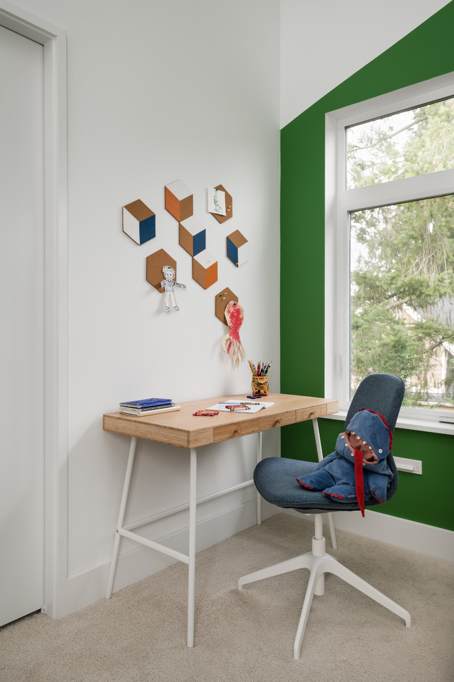 Diseño de habitación de niño de 4 a 10 años escandinava pequeña con moqueta, suelo beige, escritorio y paredes multicolor