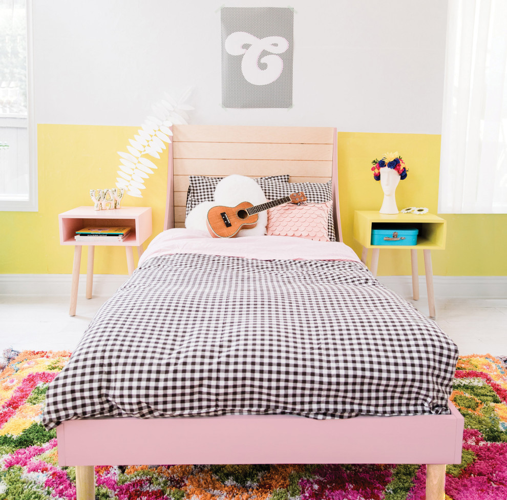 На фото: нейтральная детская в стиле модернизм с спальным местом