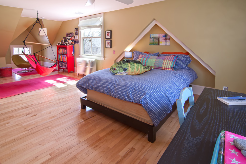 Idées déco pour une chambre d'enfant contemporaine avec un mur beige et un sol en bois brun.