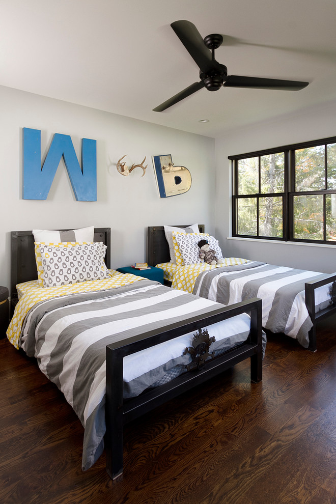 Bild på ett vintage tonårsrum kombinerat med sovrum, med vita väggar, mörkt trägolv och brunt golv