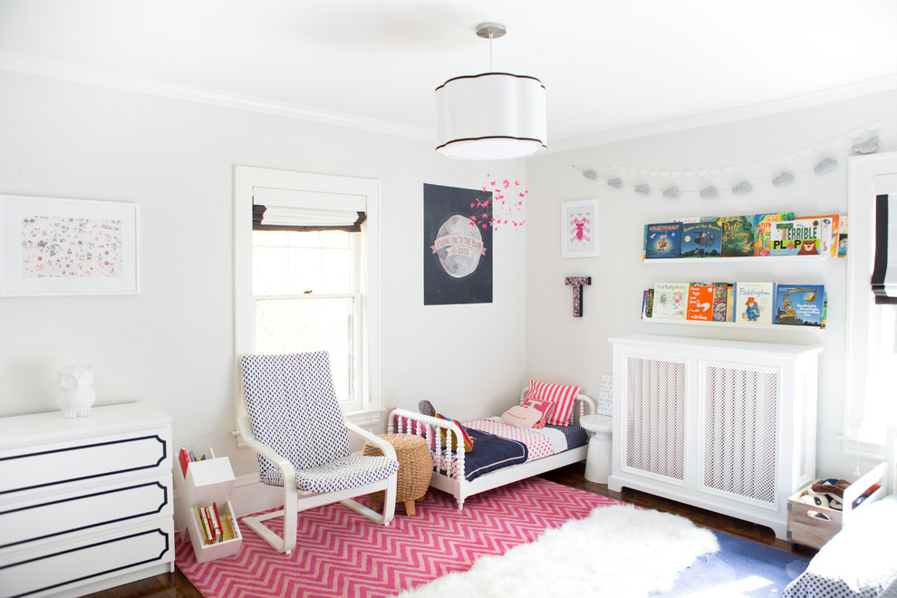 Idee per una piccola cameretta per bambini da 1 a 3 anni design con pareti bianche e parquet scuro
