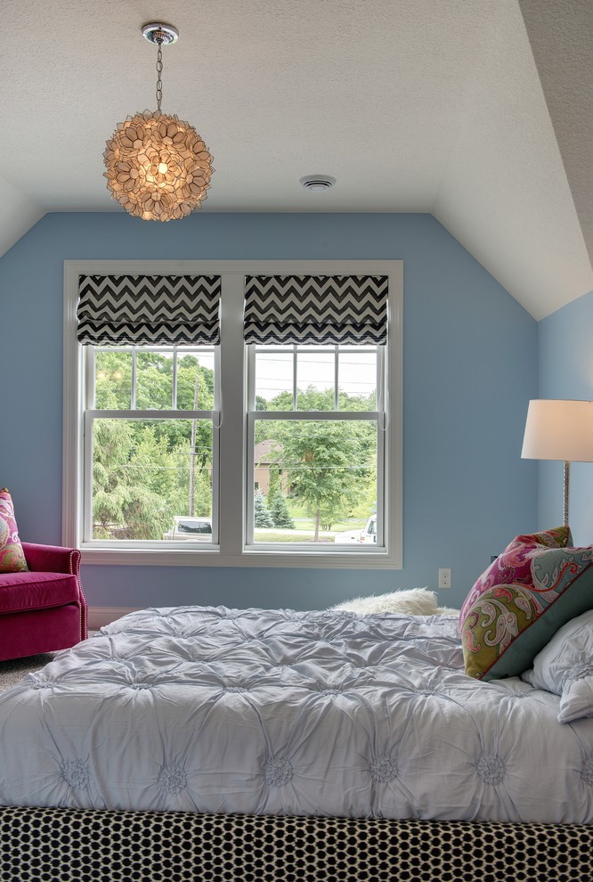Bild på ett stort vintage flickrum kombinerat med sovrum och för 4-10-åringar, med blå väggar och heltäckningsmatta