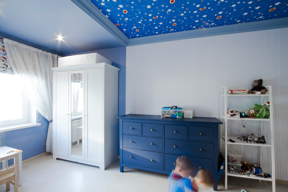 Inspiration för små moderna pojkrum kombinerat med sovrum och för 4-10-åringar, med blå väggar och korkgolv