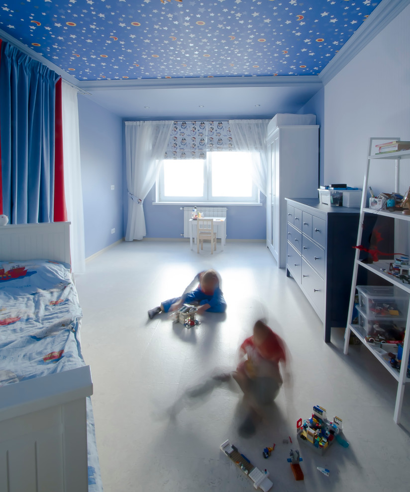 Diseño de dormitorio infantil de 4 a 10 años contemporáneo pequeño con paredes azules y suelo de corcho
