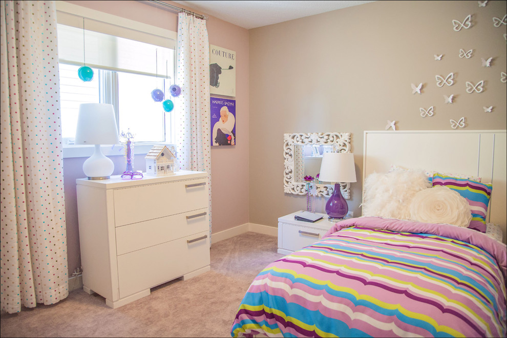 Свежая идея для дизайна: детская среднего размера в современном стиле с спальным местом, фиолетовыми стенами и ковровым покрытием для ребенка от 4 до 10 лет, девочки - отличное фото интерьера