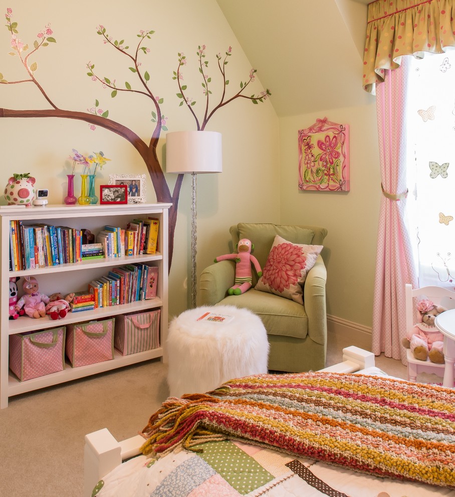 Foto på ett stort vintage flickrum kombinerat med sovrum och för 4-10-åringar, med gröna väggar och heltäckningsmatta