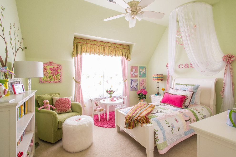 Idéer för att renovera ett stort vintage flickrum kombinerat med sovrum och för 4-10-åringar, med gröna väggar och heltäckningsmatta