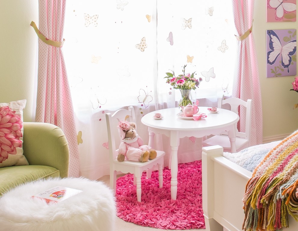 Exempel på ett mellanstort klassiskt flickrum kombinerat med sovrum och för 4-10-åringar, med gröna väggar och heltäckningsmatta