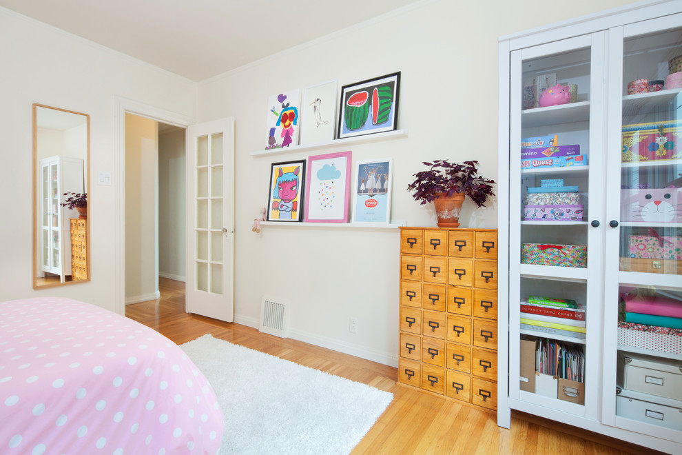 Imagen de dormitorio infantil escandinavo de tamaño medio con suelo de madera en tonos medios