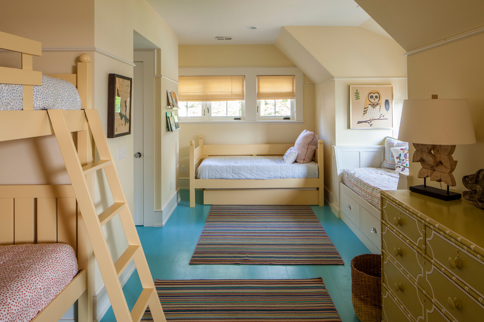 Aménagement d'une chambre d'enfant campagne avec un mur jaune, parquet peint, un sol turquoise et un lit superposé.