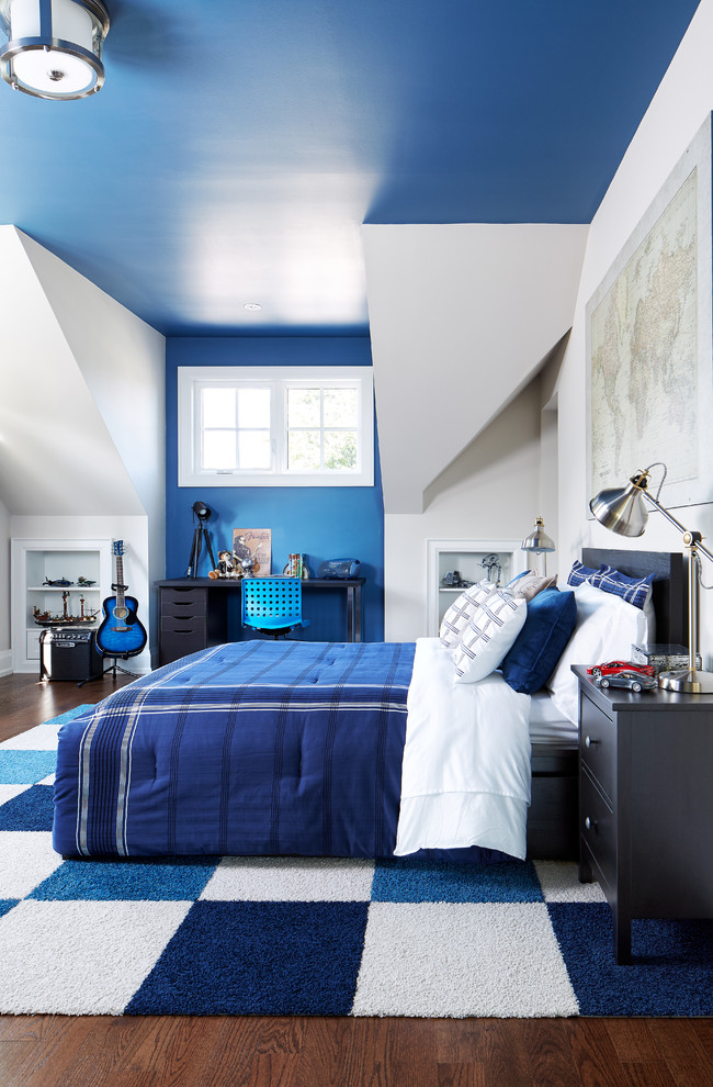 На фото: большая детская в стиле неоклассика (современная классика) с темным паркетным полом, спальным местом и синими стенами для мальчика