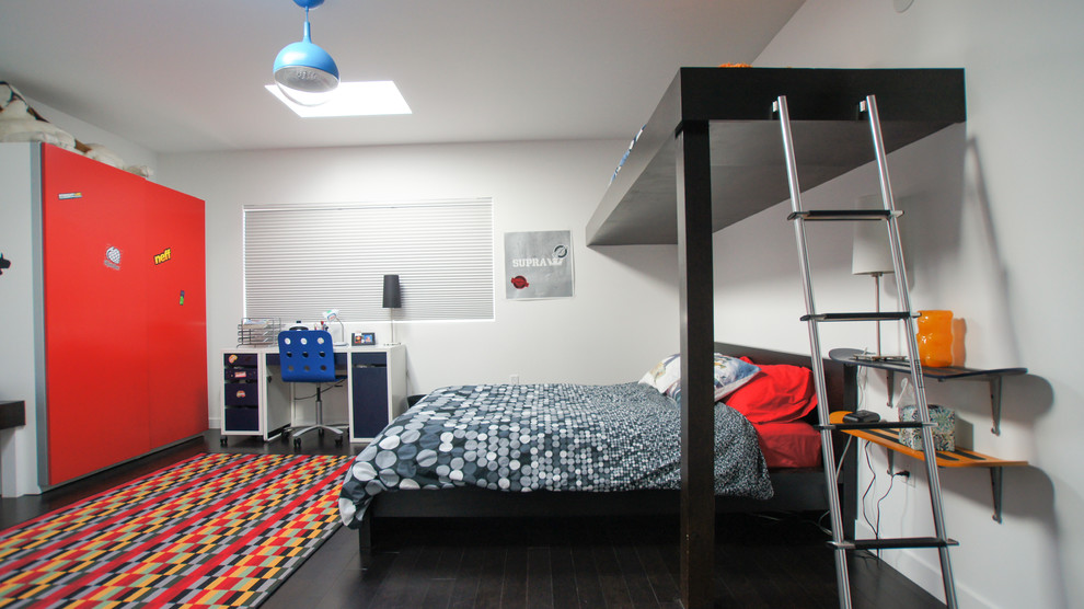 Modelo de dormitorio infantil minimalista grande con paredes blancas y suelo de madera oscura