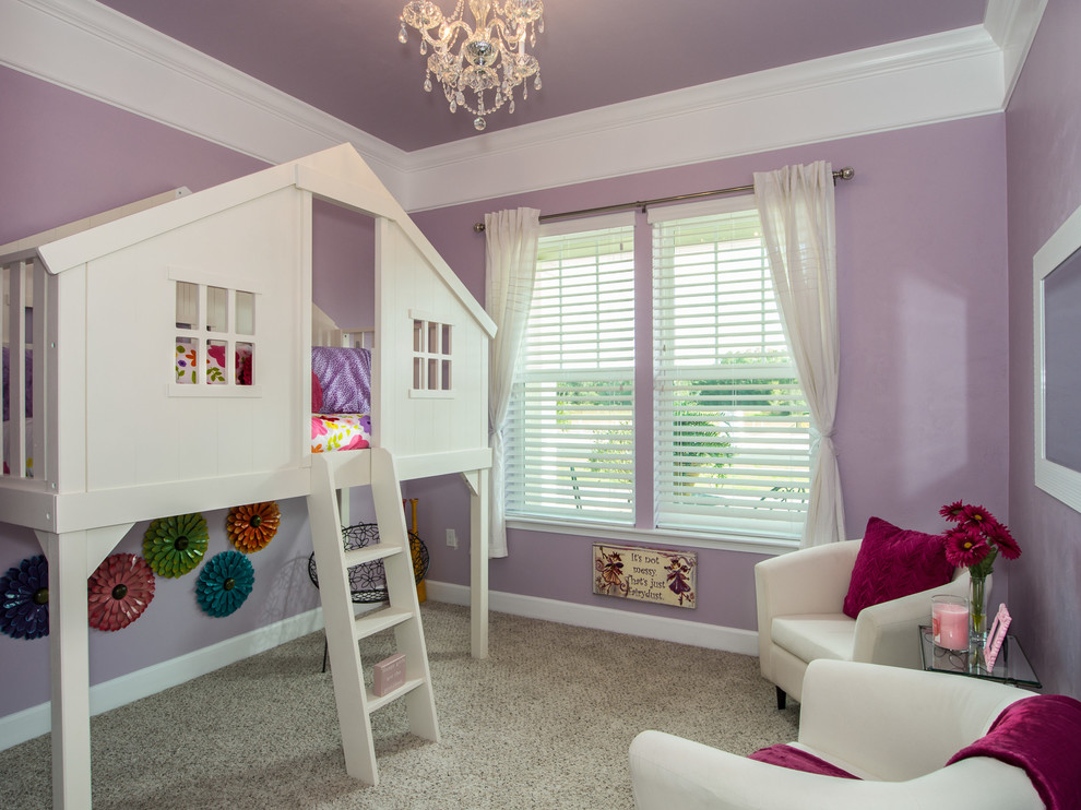 Ejemplo de dormitorio infantil de 4 a 10 años de estilo americano de tamaño medio con paredes púrpuras y moqueta