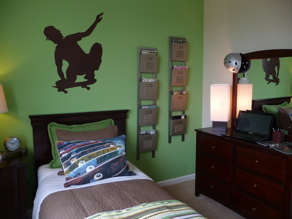 Cette image montre une chambre d'enfant bohème avec moquette et un mur multicolore.