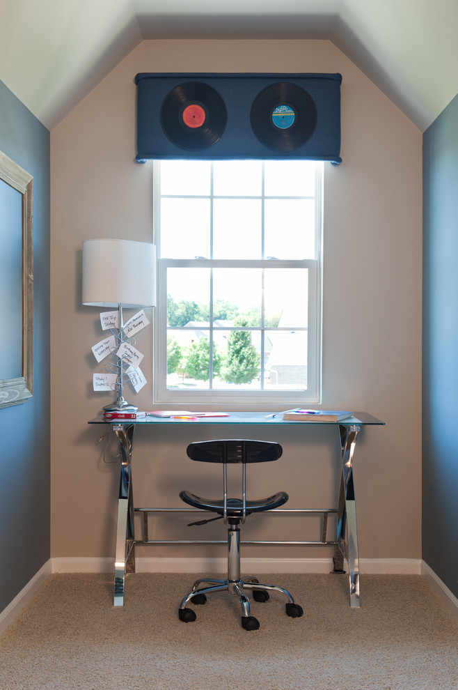 Modern inredning av ett litet könsneutralt barnrum kombinerat med skrivbord, med flerfärgade väggar och heltäckningsmatta