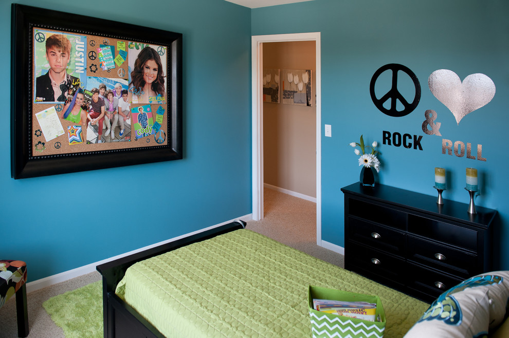 Imagen de dormitorio infantil actual de tamaño medio con moqueta y paredes azules
