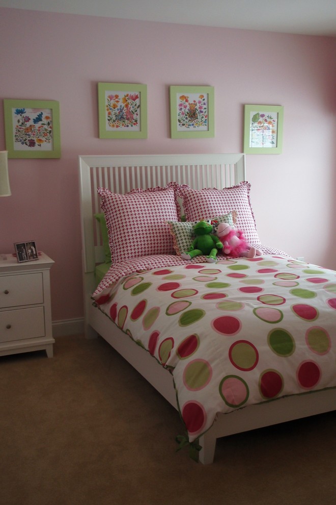 Idee per una piccola cameretta per bambini da 4 a 10 anni classica con pareti rosa e moquette