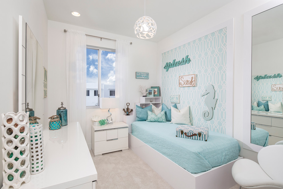 マイアミにある高級な中くらいなビーチスタイルのおしゃれな子供部屋 (白い壁、カーペット敷き、ティーン向け、白い床) の写真