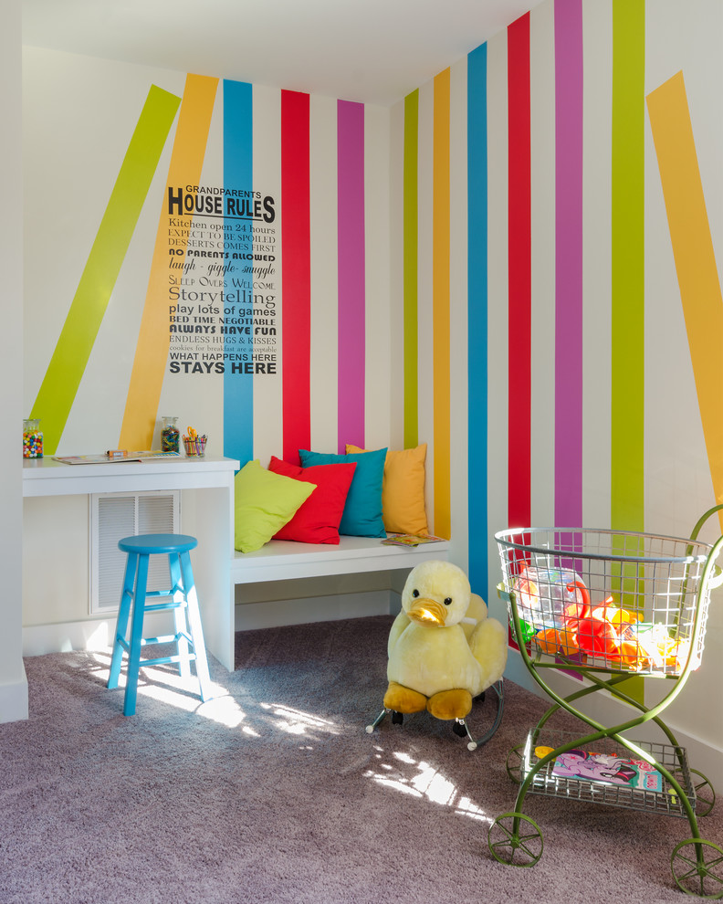 Esempio di una cameretta per bambini da 4 a 10 anni costiera di medie dimensioni con pareti bianche, moquette e pavimento beige