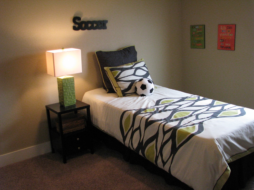 Modelo de dormitorio infantil de 4 a 10 años clásico de tamaño medio con paredes beige, moqueta y suelo gris