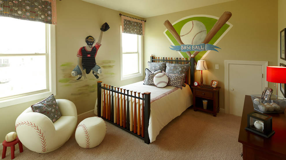 Пример оригинального дизайна: детская среднего размера в классическом стиле с спальным местом, бежевыми стенами, ковровым покрытием и бежевым полом для подростка, мальчика