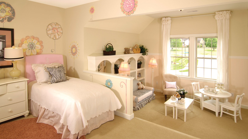 Photo of a traditional kids' bedroom in Charlotte.