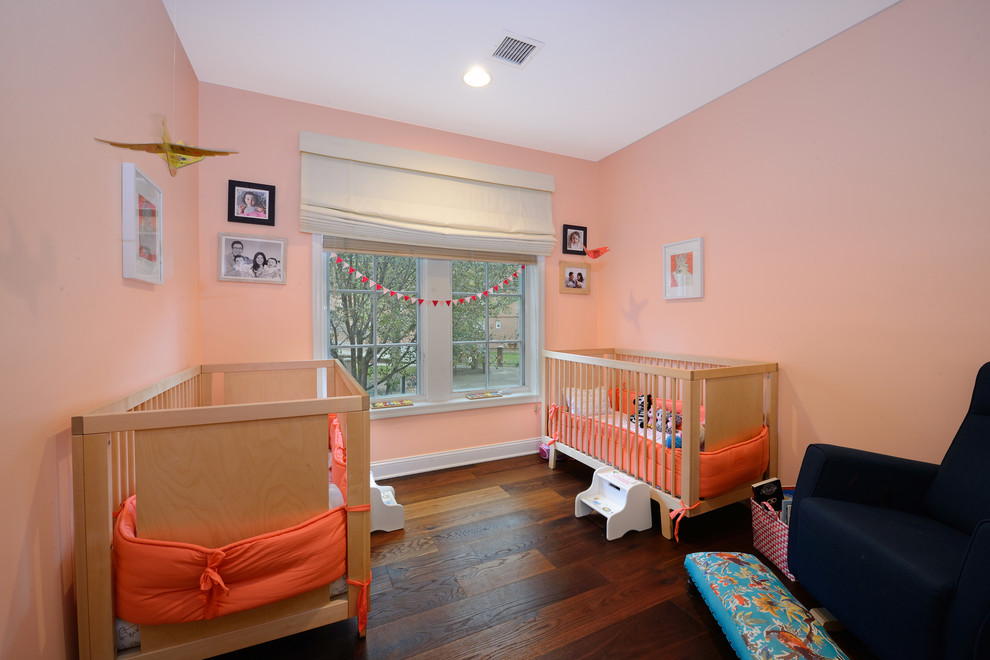 Cette image montre une chambre de bébé.