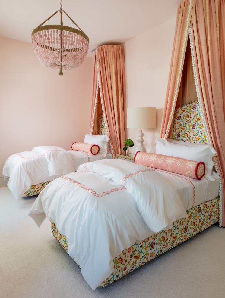 Foto di una cameretta per bambini da 4 a 10 anni tropicale con pareti rosa, moquette e pavimento bianco