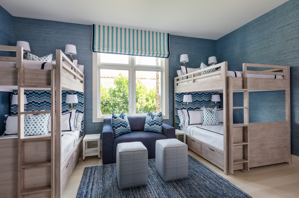 Идея дизайна: нейтральная детская в стиле неоклассика (современная классика) с спальным местом, синими стенами, светлым паркетным полом и бежевым полом для подростка