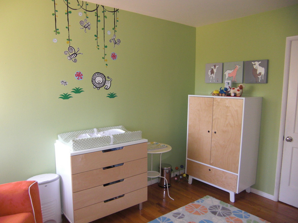 Foto de dormitorio infantil de 1 a 3 años romántico de tamaño medio con paredes verdes y suelo de madera en tonos medios