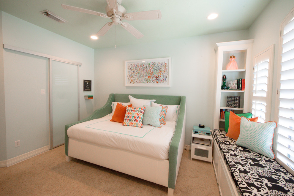 Idées déco pour une chambre d'enfant classique de taille moyenne avec un mur bleu, moquette et un sol beige.