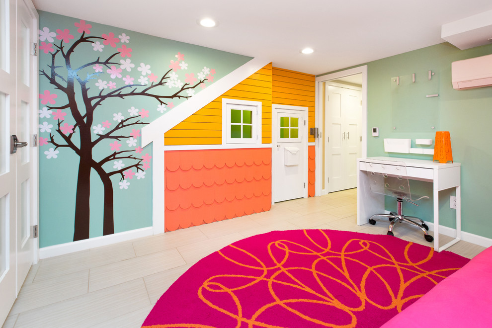 Exempel på ett mellanstort modernt barnrum kombinerat med lekrum, med gröna väggar