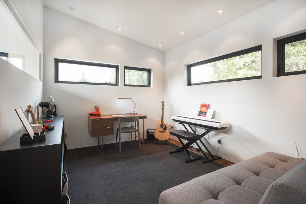 Idee per una cameretta per bambini minimalista di medie dimensioni con pareti bianche, pavimento in legno massello medio e pavimento marrone
