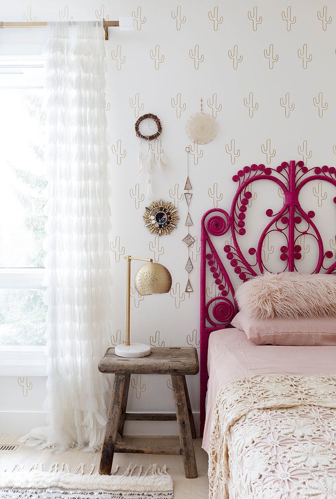 Kleines Stilmix Mädchenzimmer mit Schlafplatz, weißer Wandfarbe, hellem Holzboden und beigem Boden in Calgary