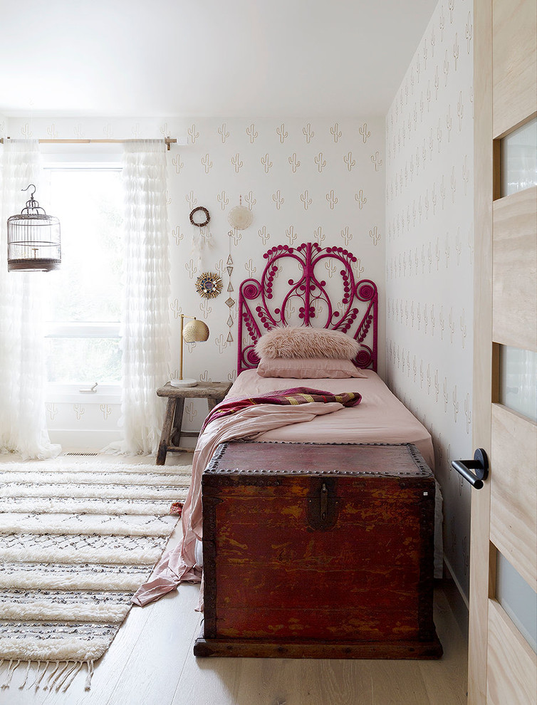 Idee per una piccola cameretta per bambini da 4 a 10 anni bohémian con pareti bianche, parquet chiaro e pavimento beige