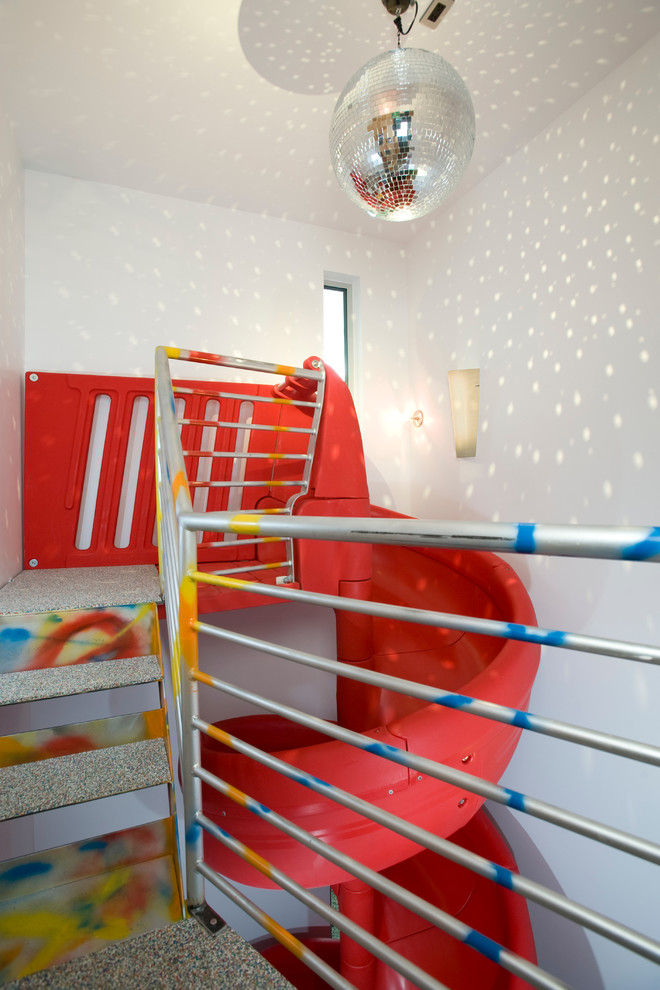 Foto på ett funkis könsneutralt barnrum kombinerat med lekrum, med vita väggar