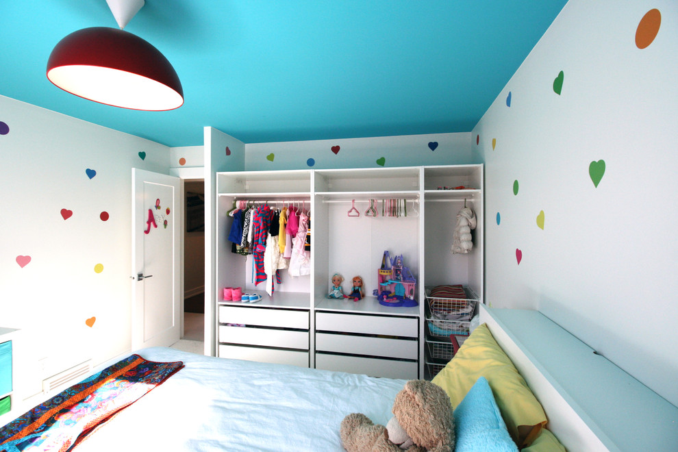 Mittelgroßes Mid-Century Mädchenzimmer mit Schlafplatz, weißer Wandfarbe und Teppichboden in Calgary