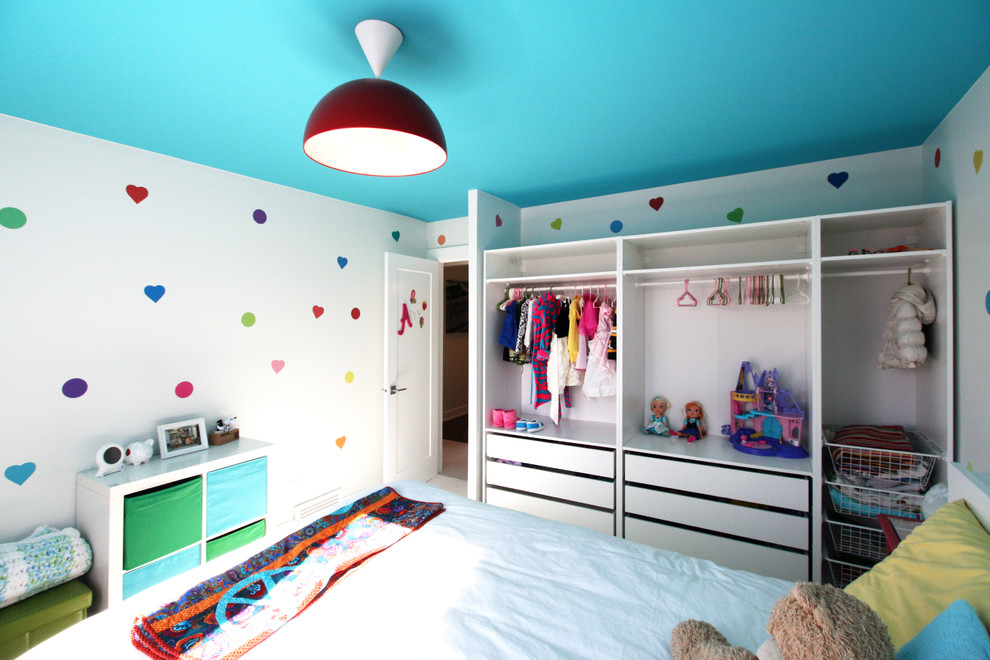 Imagen de dormitorio infantil de 4 a 10 años retro de tamaño medio con paredes blancas y moqueta