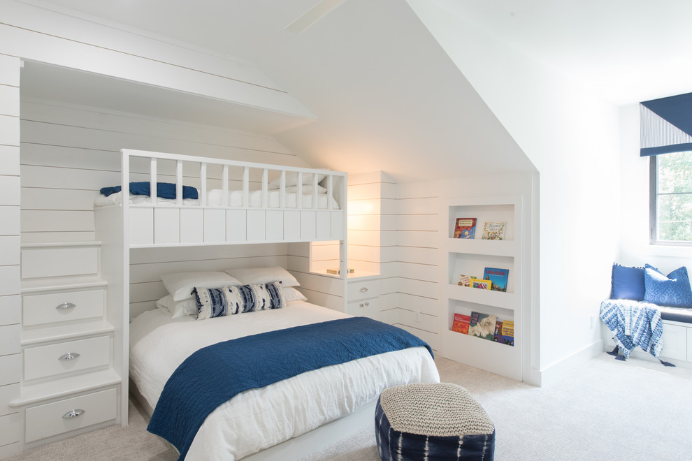 Idéer för maritima könsneutrala barnrum kombinerat med sovrum, med vita väggar, heltäckningsmatta och grått golv