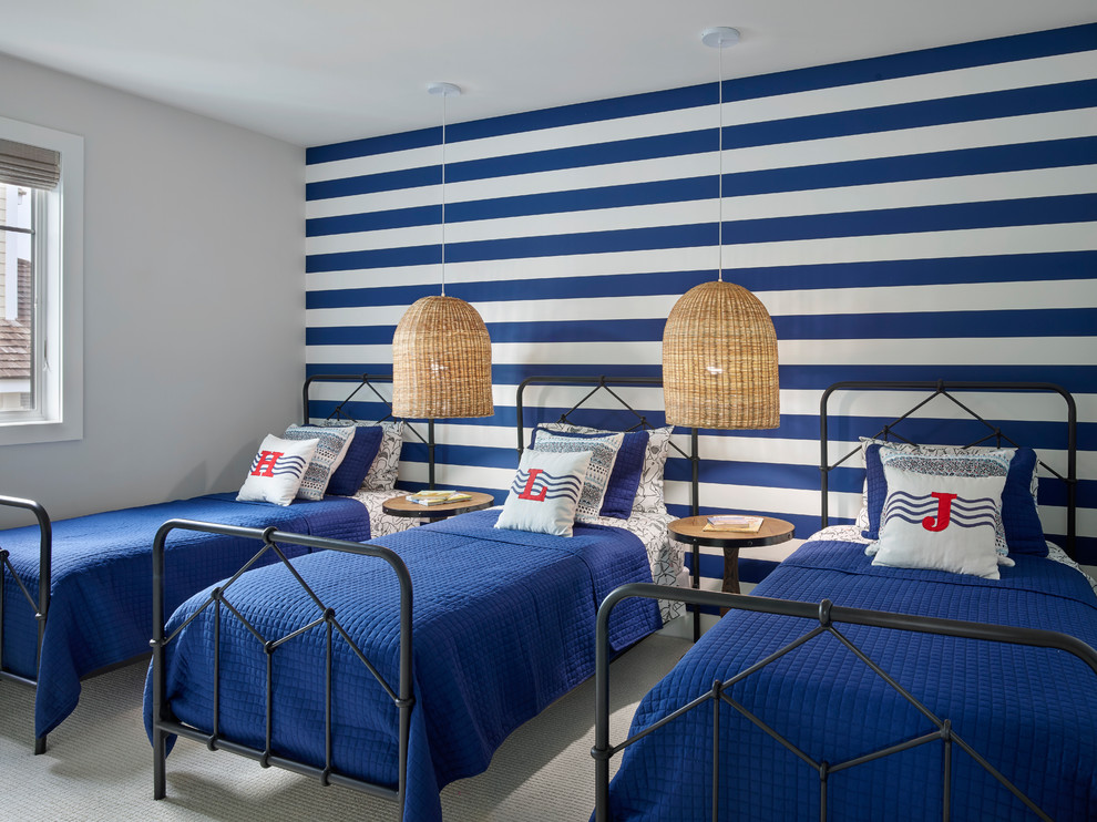 Foto på ett stort maritimt könsneutralt barnrum kombinerat med sovrum och för 4-10-åringar, med heltäckningsmatta, flerfärgade väggar och grått golv