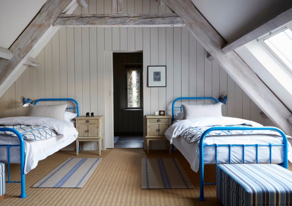 Idéer för ett mellanstort lantligt pojkrum kombinerat med sovrum, med vita väggar, heltäckningsmatta och brunt golv