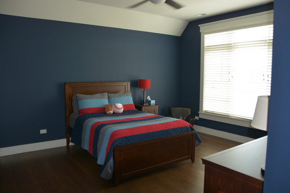 Modelo de dormitorio infantil tradicional grande con paredes azules, suelo de madera oscura y suelo marrón
